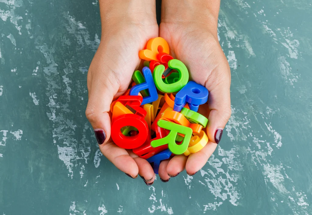 Autismo sintomas: Veja como apoiar da melhor forma as crianças. | Foto: Freepik.