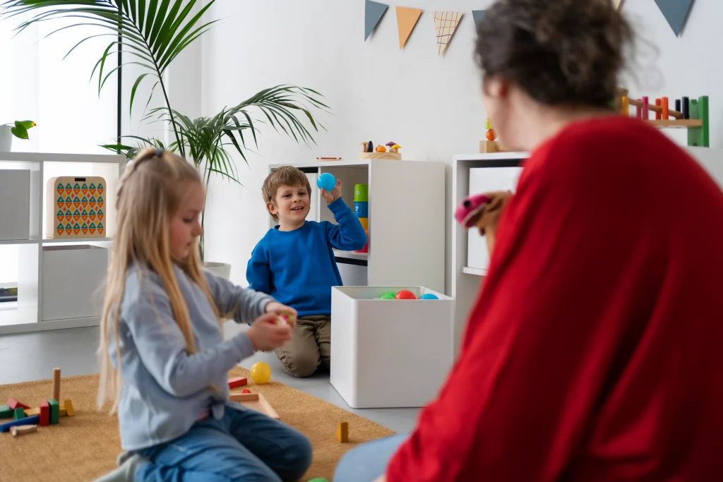 Terapia ABA em ambientes escolares: saiba como integrar. | Foto: Freepik.