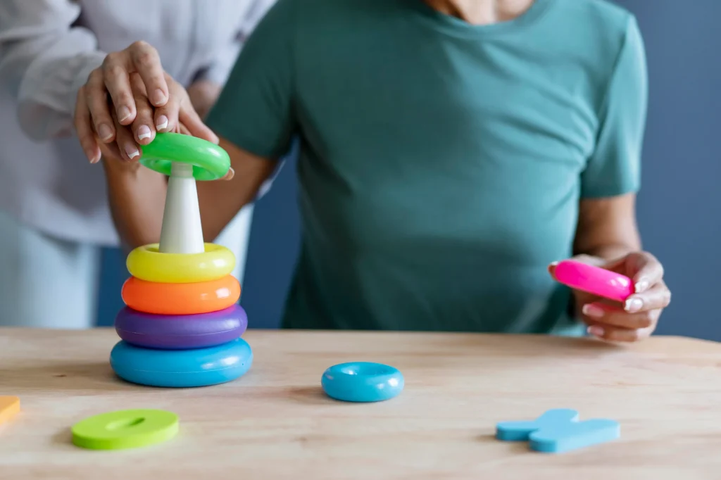 Terapia ABA: conheça casos de sucesso e as melhores práticas. | Foto: Freepik.